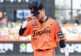 "信任的棒球"金庆文教练的信任被打破，1年后"最少失误→最多失误"的防守也动摇的韩华队