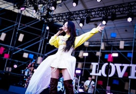 Song So-hee presents a performance that became one with music at the "2026 Lovesome Festival."
