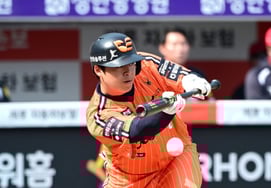 Roh Si-hwan's sacrifice bunt-three strikeouts of Yang Eui-ji, the choice and result were different