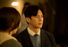 高修，全智贤成为前夫。在"群体"中展现的混乱中的人性