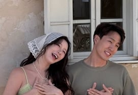 蝴蝶成了两个孩子的妈妈，"生下第二个女儿……现在正在恢复中。" [公式]