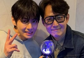 "Lee Jungjae is an ARMY too." V and UJUNG are so reliable..BTS concert proof shot is crazy