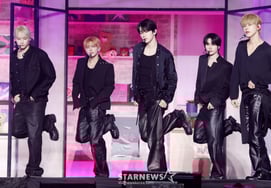 TXT "Jeon Jong-seo, you said you're very shy.."Suddenly changed like a sweet lover" [the star scene]