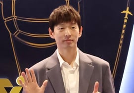 Player Han and Silva, the 'Best Star in the V League,' are honored... Lee Ji-yoon won the Young Player Award, and Yang Hyo-jin won the New Record Award [at the V-League Awards]