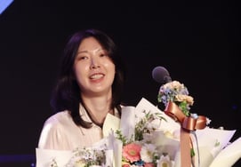 "现在要放下行李睡个好觉了。"" 传奇人物梁孝真在留下"8406分•1748拦网"后获得"新纪录奖" [V-联赛颁奖典礼现场]