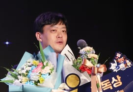 [Chụp ảnh] Đạo diễn Lee Young Taek: 'Hôm nay hãy kìm nén nước mắt'