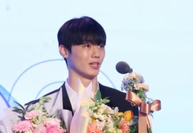 [Фото] Ли Уджин 'Так нервничает.'