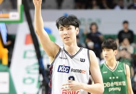 『ソン・キョチャン 20点爆発』KCC、DBに真剣勝利！ 6強PO遠征第1戦で先制に成功→91.1%の確率を掴んだ