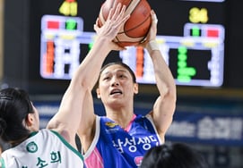 冠军争夺战只剩下"一场胜利"，三星生命上演惊心动魄的反败为胜 加时赛最终以2分之差战胜韩亚银行队