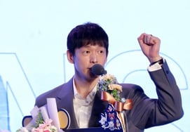 The secret of Han's "41 year old oldest MVP" is "painful failure, and synergy with teammates"... "Just push" towards a young setter [at the V-League Awards]