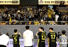 "我们不是小区组合嘛。" 祖父母、孩子也牵着手出入的议政府体育馆、KB损害保险的存在就很特别。