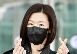 チョン・ジヒョン『ハートを受け取ってください』' [★写真]