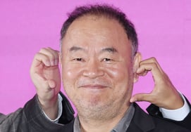 Director Lee Taegon is posing for "The Absolute Value of Romance" [★ Photo]