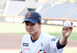 [At one go] "The eagle uniform looks good on you, right?' Lee Kyo-hoon, a left-hander who was traded to Son Ah-seop in a surprise trade