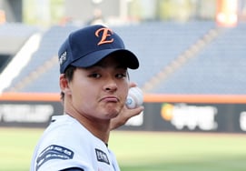 [Photo] "The eagle uniform looks good on you, right?' a teaching discipline