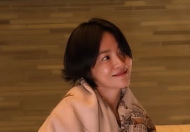 Song Hye Kyo và mẹ cậu ấy..Tràn ngập những bông hoa xinh đẹp