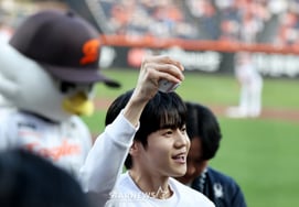 [Photo] "Even to me, it was an amazing first pitch."' Yang Yo-seop who threw the first pitch against Hanwha and Samsung