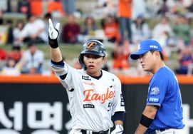 [Photo] "Double base in the bottom of the first inning." Moon Hyunbin