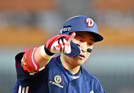 斗山队的孙雅燮首场比赛就轰出本垒打！ 朴赞浩→梁义智→相机也是"大炮秀" [仁川县长]