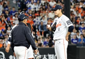 [相片儿] 安抚"第5回合初1人出局1、3垒有人的危机"文东柱的梁尚文教练