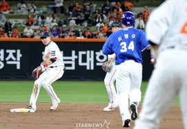 [Photo] Shim Woo-joon finishes with a double play of Diaz's grounder in the top of the fifth inning with the bases loaded