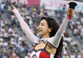 [Photo] Mok Nakyung "Flying Wooden Rabbit."