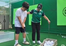 'KLPGA Prize King's Special Lesson' Hong Jung-min Donates Talent for Youth "Hope Students Become More Interested in Golf"
