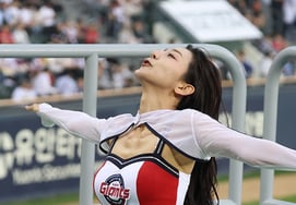 [Photo] Mokna Kyung. "Six packs on the collarbone."