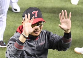 [相片儿] 廉景烨教练举起双手