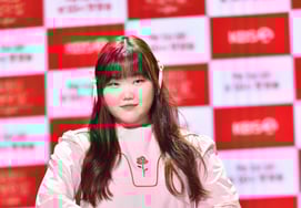 "We Go Bee No." Lee Soo Hyun said, "The secret to a small Soohyun Lee diet is... [Star Issue]