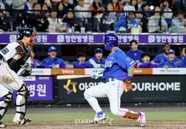 [Photo] "Park Seung Kyu getting hit on Seohyun's cheek in the beginning of the 9th episode."