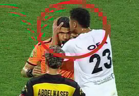 Ôi trời ơi, sau khi 'hôn cưỡng chế' trọng tài thì vừa ăn cắp vừa la làng... Trọng tài phẫn nộ 'Ánh mắt sát phạt' của đội thân cận Sala