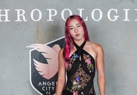 "还以为是Rapper，竟然是日本女子国家队"，破格裸露地出现在足球场上 足球界的"lady gaga gaga"是对的