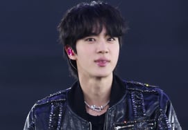 BTSジン、キウィング第3回レースで1位..2回連続でトップに立つ『圧倒的な存在感』