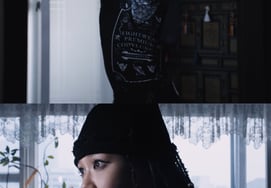 У Вон Чжэ, с равнодушным выражением лица 'Дешевле' ...Умышленное несоответствие MV глаза.