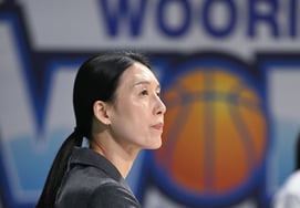 Jeon Ju-won, the new head coach of Woori Bank, has risen "to the top again"... WKBL Women's Director's Three-Person Era