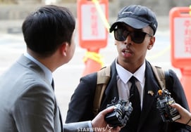 "Оскорбление награды для девочек" ютуберов из США арестовали в суде "Я беспокоюсь о помощи" [человек.]