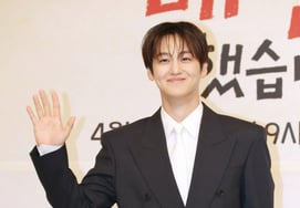 Kim Bum's challenge to Rocco after 20 years since his debut." "I sold out today as well' I waited for you"