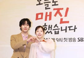 安孝燮-蔡元彬'今天也售罄了，请多多喜爱' [★照片]