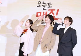 Chae Won Bin - Ahn Hyo Seob - Kim Bum's "Cute Pose" [★ Photo]