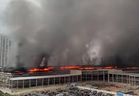 中 BYD本社駐車場で火災が発生、電気自動車数十台が炎上し燃焼