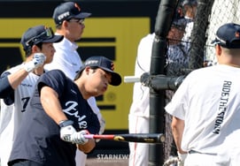 [Photo] "I'm not hitting the coach." Batting training Kang Baekho