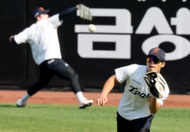 [相片儿] 面对三星队，吴在元进行"外野防守训练"