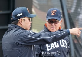 [相片儿] 与训练教练李智风交谈的金庆文教练