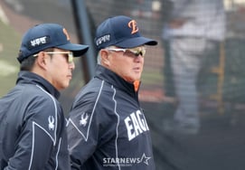 [Фото] Тренер Ким Кён Мун "Наблюдение за тренировками спортсменов"