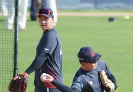 [Photo] Han Donghee, "Minseong is cool."