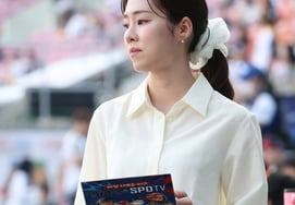 [Chụp ảnh] Phát thanh viên Noh Yoon Joo 'Suy nghĩ về hoa thủy tiên'