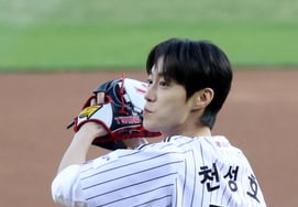 [Chụp ảnh] Yoon Doo Joon 'Mối nhân duyên đặc biệt với Chun Sung Ho'