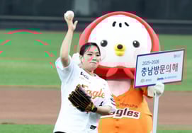 [一度でスッと] イーグルスの試合、ぜひ美味しく召し上がってください^^ 『トレイにグローブをはめるシェフ』 チョン·ジソン