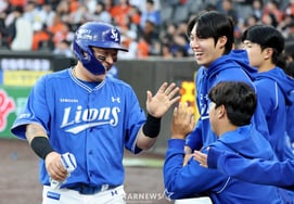 [フォト] 『チェ・ヒョンウが二塁打を打ち得点に』とウォン・テインも笑う